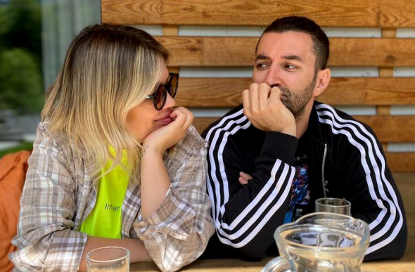 Cine vor fi nașii de botez ai fetiței lui Smiley și a Ginei Pistol. ”Nu o să aibă mai multe perechi de nași”